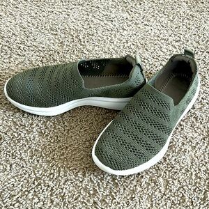 Clark’s cloudstepper women’s slip on sneakers